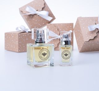 🎁 DÁRKOVÉ BALÍČKY Hledáte krásný a voňavý dárek pod stromeček? Tento elegantní balíček je perfektní volbou! Obdarujte své...